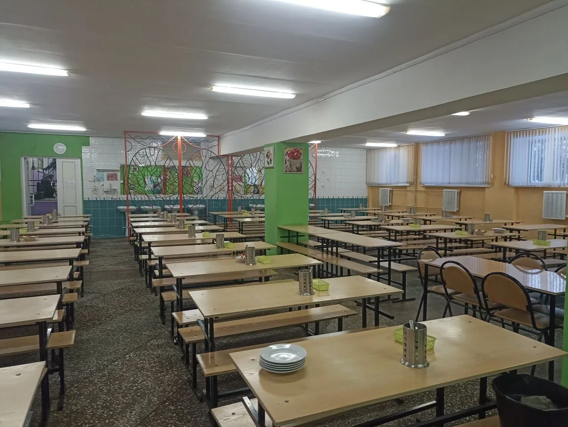 школьная столовая (обеденный зал).